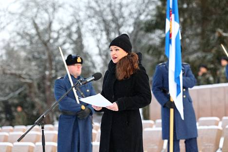 Tampereen pormestari Anna-Kaisa Ikonen piti puheen itsenäisyyspäivän seppeleenlaskutilaisuudessa Tampereen Kalevankankaan sankarihaudoilla.