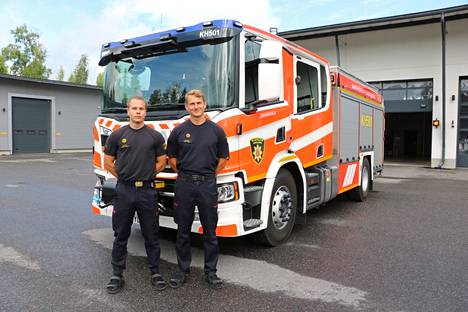 Palomiehet Oskari Taponen (vas.) ja Marko Korpi poseeraavat uuden sammutusauton edessä. Paloaseman edellisestä uudesta autosta ehti kulua jo 6 vuotta. 