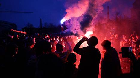 Soihdut paloivat valaisten Tapparan fanien mestaruusjuhlintaa Tampereen keskustorilla sunnuntaina illalla.