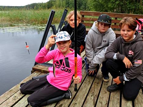 Koululaisten kalastuspäivänä keskiviikkona tällä viikolla Peppi Alhonen Kaipolan koulun 5-luokkalainen sai särjen. Takarivissä samalla luokalla olevat Viljami Tihinen, Kalle Talvisalmi ja Erno Pitkäniemi.