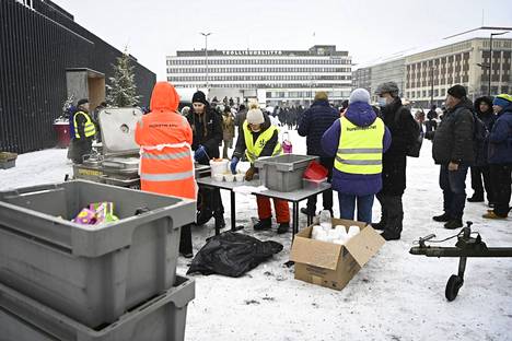 Ihmisiä Hurstin avun järjestämässä itsenäisyyspäiväjuhlassa Hakaniemen torilla Helsingissä 6. joulukuuta.