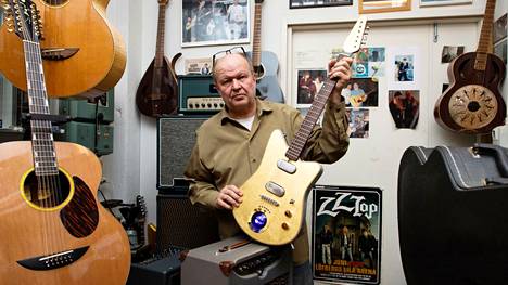 Kitarantekijä Kari Nieminen esittelee alunperin ZZ Topin kitaristille Billy F Gibbonsille suunnittelemaansa Raya Blue Lite -kitaraa, jossa on 23 karaatin lehtikultapinnoite. Kitarasta on tullut myös Rolling Stonesin toisen kitaristin Ronnie Woodin suosikki.