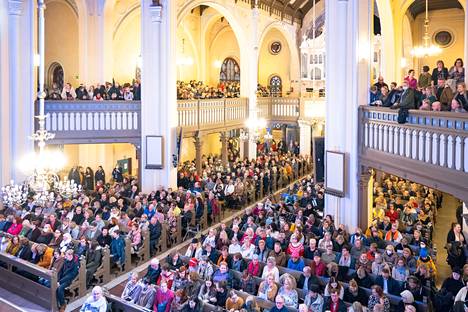 Tampereen Teatterin näyttelijöiden Ruokapankkia tukeva joulukonsertti viime sunnuntaina oli niin suosittu, että kirkko täyttyi kuulijoista jo puoli tuntia ennen tilaisuuden alkua.