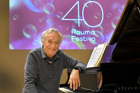 Raumalla syntynyt pianisti, kapellimestari ja säveltäjä Ralf Gothoni liittyy läheisesti kamarimusiikkifestivaali Rauma Festivoon. Hän oli perustamassa musiikkitapahtumaa 1980-luvulla. Pianistia kuullaan viikon kahdessa konsertissa.