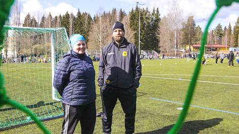 FC Nokian junioripäällikkö Merja Jalasto ja Nopsin toiminnanjohtaja Sami Päivinen vetivät toukokuun alussa Menkalan kentällä eskarifutista. Mukana oli ennätysmäärä lapsia nokialaisista esikouluista, yli 300. "Koronan takia emme ole päässeet järjestämään tapahtumaa parina viime vuonna. Nyt näyttää siltä, että innostuneita osallistujia todella on", Jalasto kommentoi.