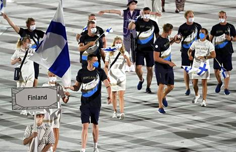 Suomen joukkue saapumassa olympiastadionille.