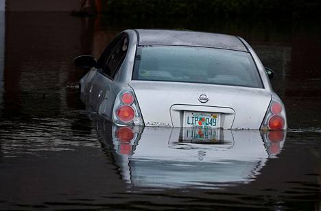 Tulvavesi nousi korkealle Floridan Kissimeessä.