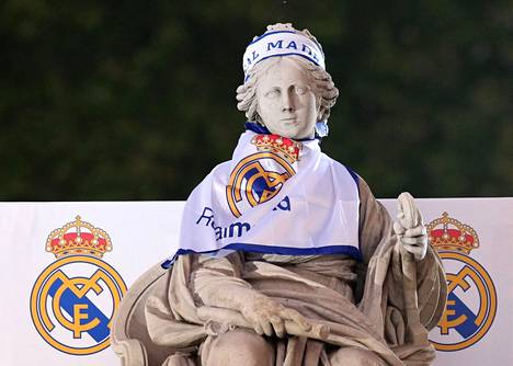 Huhtikuussa jumalatar Kybele sai La Liga -voiton kunniaksi Real Madrid -asustuksen. Nyt suihkulähde oli kuitenkin jo kaukaa rajattu faneilta. 