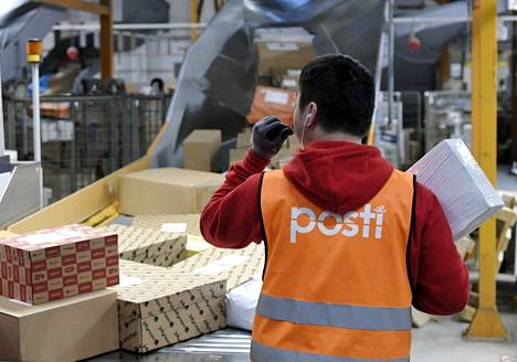 Euroopan unionin ulkopuolelta tulevat postipaketit joutuvat heinäkuusta alkaen tullin syyniin. Postipaketteja käsittelyssä Postin logistiikkakeskuksessa Vantaalla 17. joulukuuta 2019.