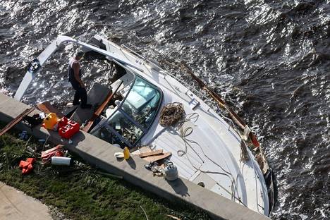 Punta Gordassa Floridassa mies seisoi haaksirikkoutuneessa veneessä.