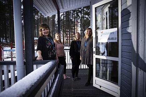 Ylöjärven lastensuojelun avohuollon työntekijät Erja Pelkonen (vasemmalla), Emma Sirén, Susanna Kärki ja Pia Leivo kertovat, että yksi Ylöjärven lastensuojelun erittäin hankalaksi muodostuneen tilanteen pelastajista on uusi siirtorakennus, jolla korvattiin sisäilmaongelmista kärsivä tila, jossa lastensuojelu toimi aikaisemmin. 