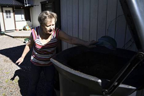 Marja-Liisa Nikander laittaa kuiviketta kompostiin Karkkilassa 7. kesäkuuta. Jätelain uudistuksen myötä kuntien jätehuoltoviranomaisten on jatkossa pidettävä kompostirekisteriä ja valvottava komposteja.