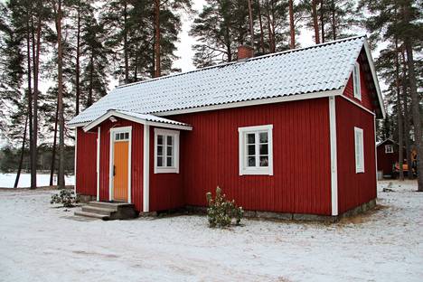 Kokemäen Pitkäjärven aluevartijan talo sijaitsee järven pohjoispäässä, Pitkäjärven majan naapurissa.