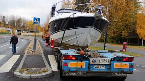 Halkoniemenrinteen ja Lielahdenkadun liikenneympyrässä olevia liikennemerkkejä piti nostaa pois paikoiltaan, jotta Sini Järvisen veneenkuljetusauto mahtui kääntymään.