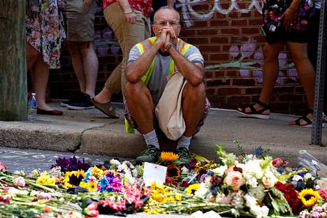 Muistokukkia Charlottesvillessä. Valkoista ylivaltaa kannattava mies ajoi autolla rasisminvastaiseen mielenosoituskulkueeseen Yhdysvaltain Charlottesvillessä elokuussa 2017 ja tappoi yhden ihmisen. 