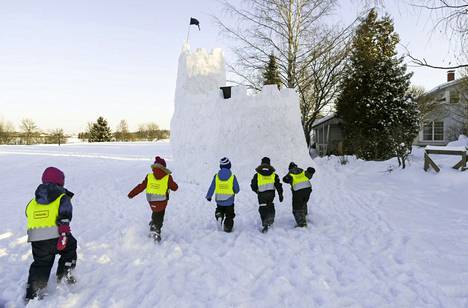 Päiväkodin esikoululaiset kävivät katsomassa lumilinnaa helmikuussa 2021.
