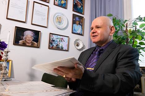 60-vuotias Pekka Granqvist teki työuransa tarjoilijana. Brittihovin kuninkaallisia hän on seurannut yli 40 vuotta, ja kirjeenvaihdon alkamisesta tulee tänä vuonna kuluneeksi 30 vuotta. Kuninkaallisiin liittyvien esineiden lisäksi hän on keräillyt muun muassa vanhoja puhelimia ja posliinia.