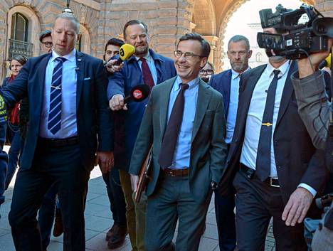 Ulf Kristersson (kesk.) hymyili matkallaan valtiopäivien puhemiehen luokse keskiviikkona Tukholmassa.
