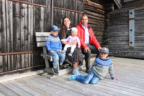 Markus Venesranta ja Maria Ala-Luopa käyvät lastensa Aarnin, Ilmarin ja Viljan kanssa usein Merikarvialla, sillä perheen kesämökki sijaitsee Merikarvian edustalla.