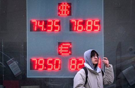 Jalankulkija valuutanvaihtopisteen edessä Moskovassa 16. helmikuuta 2023.