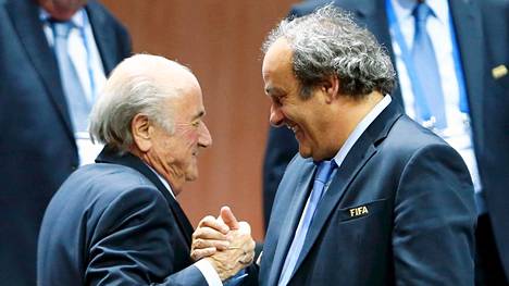 Entiset jalkapallojohtajat Sepp Blatter (vas.) ja Michel Platini saavat syytteen lähes kahden miljoonan Sveitsin frangin eli noin 1,9 miljoonan euron suuruisen maksun laittomasta järjestämisestä.