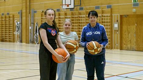 ”Koris on ihan parasta!” kertovat Sofia Tiihonen (vasemmalla), Anni Mäkinen ja Mervi Nurmi.