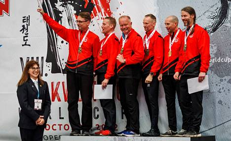 Tampereen Taekwon-Don veteraanimiesten ottelujoukkue komeili kultakorokkeella Slovenian World Cupin kisaurakan päätteeksi.