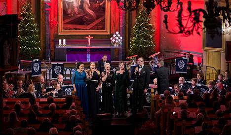 Maarit Niemelä (vasemmalta), Heta Halonen, Miina Mikkonen, Jaana Lammi ja Teemu Niemelä lauloivat Maa on niin kaunis, PTS Puhallinorkesterin joulukonsertin päätösnumerossa Keski-Porin kirkossa. 