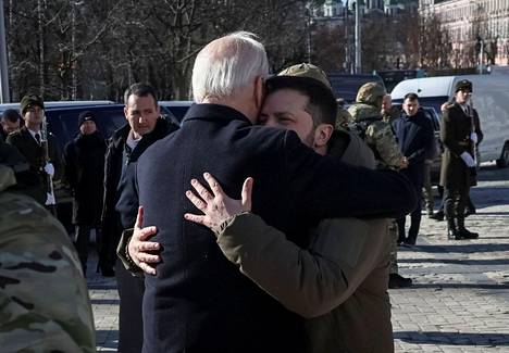 Biden ja Zelenskyi halasivat Ukrainan sodassa kuolleiden ukrainalaissotilaiden muistomerkillä.