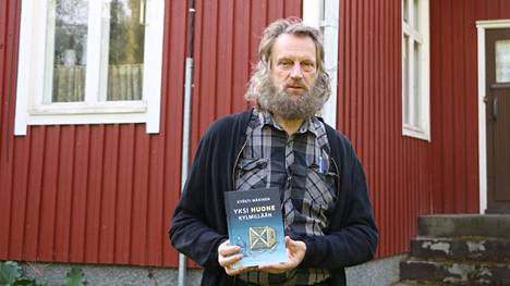 Kyösti Mäkinen kirjoitti vuosi sitten esikoisromaaninsa Yksi huone kylmillään.