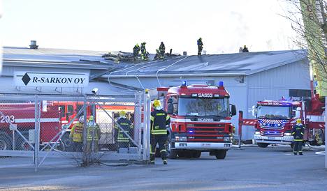 Koillisväylällä sijaitsevan koneistamon kattorakenteissa paloi torstaiaamuna. Kuva: Juha Sinisalo