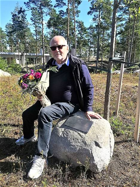 Koska Pekka Jokisuu oli tärkeä taustavaikuttaja asuntomessujen aikaansaamisessa, hänelle on istutettu tammi Luonnonmaan asuntomessualueelle.