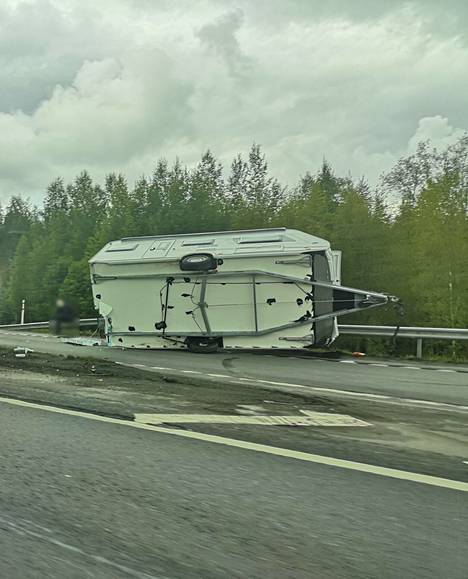Asuntovaunu oli kaatuneena kolmostiellä Tampereella.