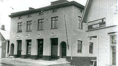 Väinö Lahtisen uudisrakennus, ilmeisesti vuonna 1931 otetussa kuvassa. Kuva saattaa olla jo vuoden 1930 syksyltäkin, sillä silloin rakennus oli niin valmis, että Lahtinen saattoi avata kauppansa.
