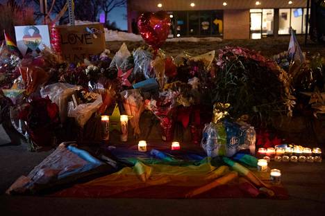 Kukkia, kynttilöitä ja muita esineitä tuotiin muistopaikalle lähelle Club Q -yökerhoa Colorado Springsissä sunnuntaina.