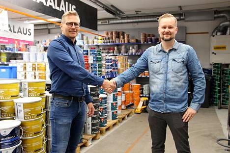 Kankaanpään K-Raudan kauppias vaihtuu. Petri Väisänen (vasemmalla) jättää kauppiaan tehtävät lähes 16 vuoden jälkeen Harri Peltoselle. Peltosen ensimmäinen päivä kauppiaana on tänä perjantaina.