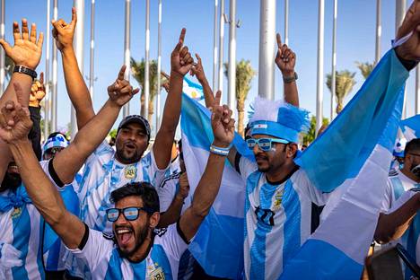 Argentiinaa kannattavia miehiä juhlii Dohan kaduilla.