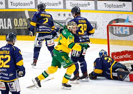 Ilveksen kultakypärä Eemeli Suomi tasoitti kolmannessa erässä ylivoimalla tilanteeksi 2–2.