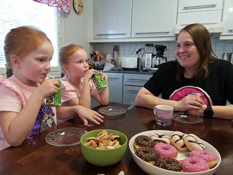 Viisivuotiaat esikoululaiset Martta ja Kerttu Väissi herkuttelivat perjantaina kotona Suodenniemellä äitinsä Kirsi Väissin kanssa.