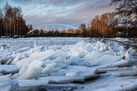 Viime viikolla jäät pakkautuivat Kokemäenjoella Kaarisillan kohdalla.