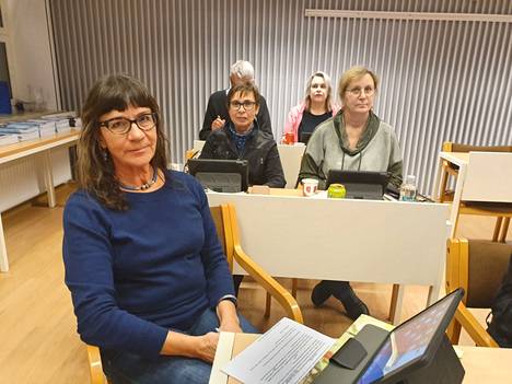 Hannele Kuusela (edessä) kysyi, kuinka nopeasti nuori pääsee mielenterveyspalveluiden vastaanotolle. Taustalla on vasemmistoliiton valtuutettuja.