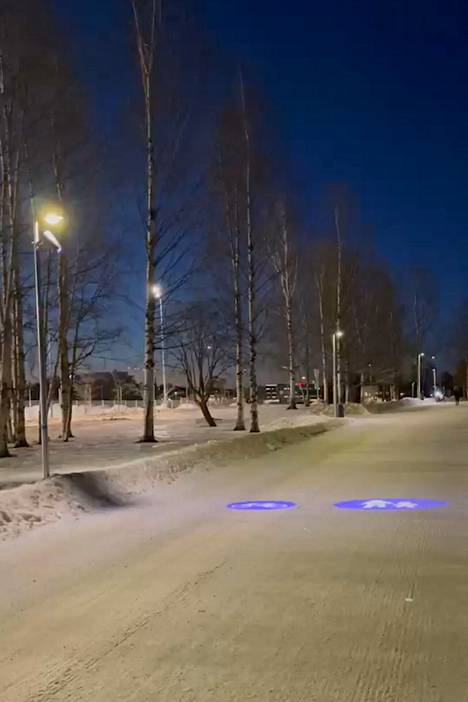 Oulussa on saatu hyviä kokemuksia pimeään vuodenaikaan jalankulku- ja pyöräteille heijastetuista liikennemerkeistä. Niitä asennetaan nyt joka kerta, kun tehdään uutta väylää.