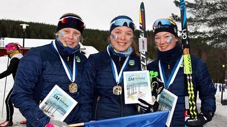 Kankaantaan Kisan Julia Junkkala (vas.), Aino Pihlava ja Tuuli Raunio olivat yhtä hymyä viestivoiton jälkeen.