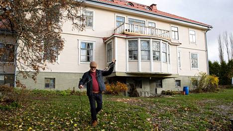 Hiivolan talo on yksi tämän kesän esittelykohteista. Kokemäenjoen rantaan rakennetun talon omistavat Matti Paananen (kuvassa) ja Kaj Impola.