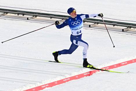Iivo Niskanen tuuletti Kiinan Zhangjiakoussa ylitettyään 15 kilometrin perinteisen kilpailussa maaliviivan. Niskasesta tuli Suomen urheiluhistorian 14. kolminkertainen olympiavoittaja.