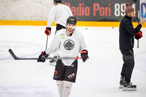 Oliwer Kaski harjoitteli Ässien kanssa sen jälkeen, kun hän lähti pois KHL:stä.