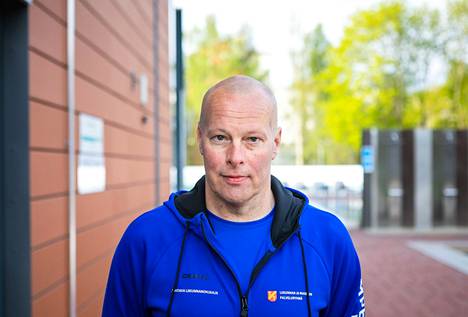 Johtavan liikunnanohjaajan Tommi Liimatan mukaan maauimalan suihkutilojen valvontaa lisätään, jotta luvattomia vaahtoleikkejä ei enää harrasteta. Tommi Liimatta kuvattiin Tampereen maauimalassa kesällä 2021.