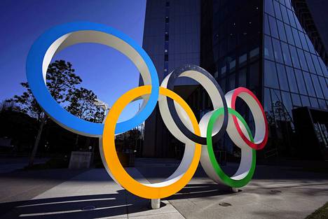 Olympiarenkaat koristavat Japanin olympiakomitean päämajaa Tokiossa.