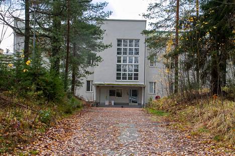 Lohikon vanhainkoti jäi tyhjilleen vuonna 2018 Kankaanpäässä. Se nousi keskustelun keskiöön, kun tamperelaisyhtiö myi sen venäläisostajille lokakuussa 2022.