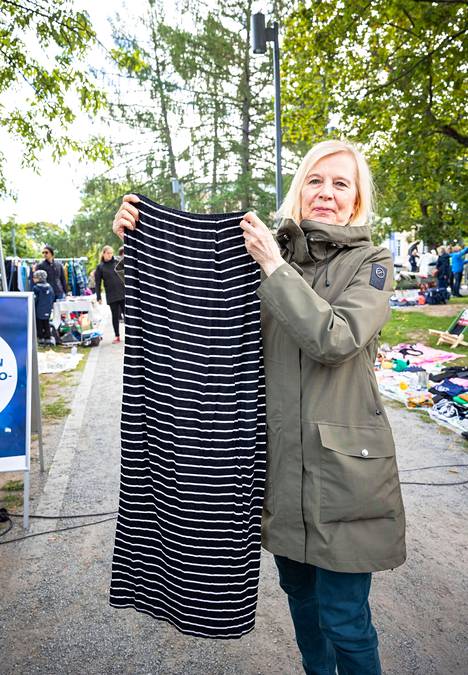 Paula Vesterinen toi keräykseen mekon, jota hän ehti käyttää 3–4 vuotta. Mekon hän osti itsekin käytettynä kirpputorilta. 